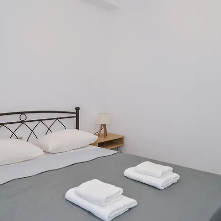 Eleftheria House * Mytakas